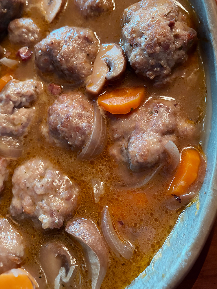 poule-au-vin hackbällchen